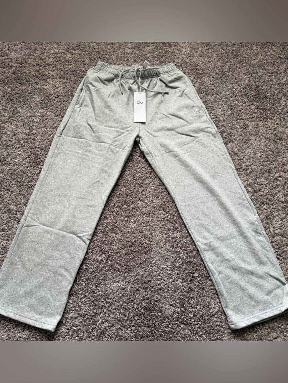 Alo Yoga Sweatpants – Grey
Size Large - Picture 3 of 6